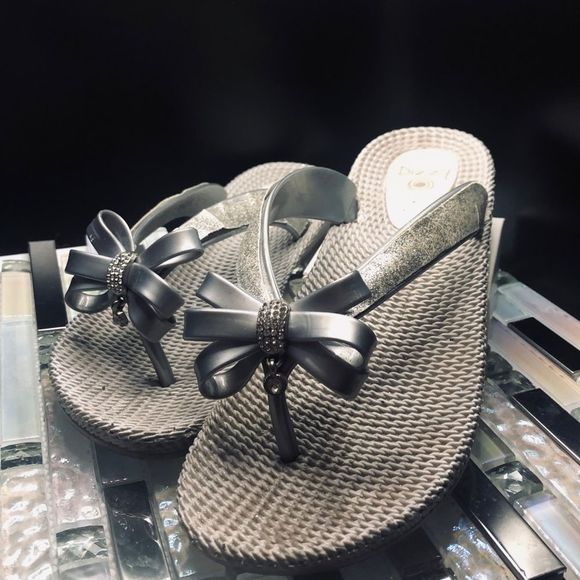 😘 Women’s Silver flip flops w/ bows size 8 1/2 | some wear refer to pics - Picture 1 of 11